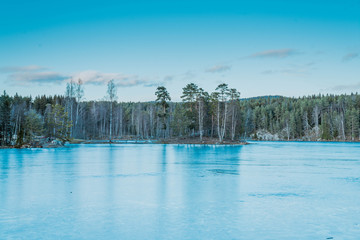 Mała wysepa na jeziorze Noklevann w Oslo w Norwegii