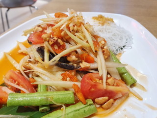 Papaya Salad with Blue Crab (Papaya Salad), Spicy Thai food Papaya cut into pieces with salty crab,various vegetables seasoned with lemon juice,chilli, fish sauce and sugar,served with white rice nood