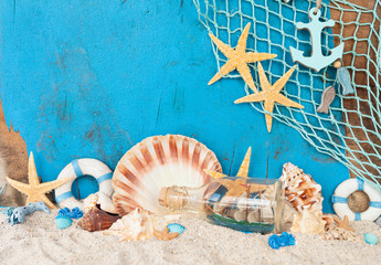 Strandurlaub Konzept mit Sand und Muscheln © scerpica