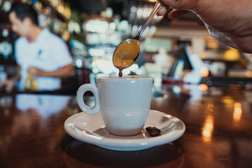 Deliciosa taza de espresso artesanal en un restaurante italiano