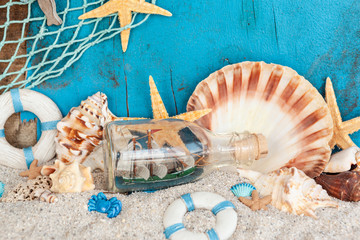 Strandurlaub Konzept mit Sand und Muscheln © scerpica