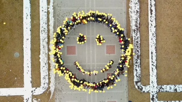 flashmob with balloons. Sad smiley nachinit ulybatsya.