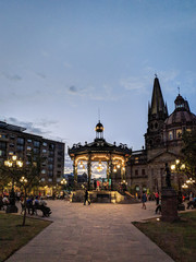 kiosko iluminado de noche 