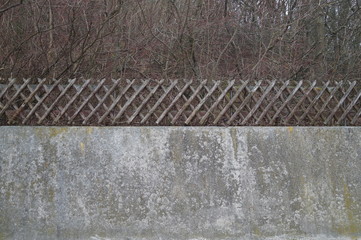  The hunter fence, also scissor fence or cross fence, is an inexpensive wooden fence that used to be set up to protect against bite. It consists of x-shaped slats that overlap.