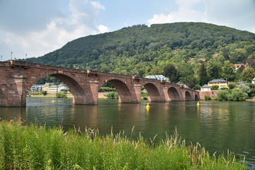 Brücke über dem Fluss
