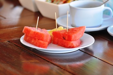 Cut watermelon into pieces in a dish as greasy anti-greasy fruit in meals.