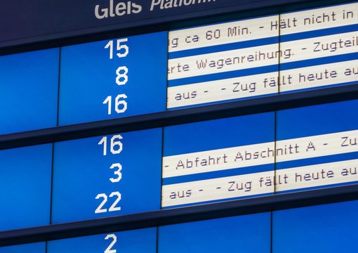 Abfahrtstafel Versp&auml;tungen Bahnverkehr 