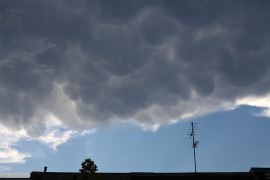 GERMANY, Ein Unwetter &uuml;ber der Stadt