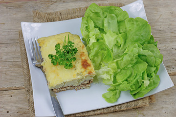 hachis parmentier et salade dans une assiette