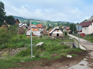 Fototapeta na wymiar Small Bosnian village in the mountains