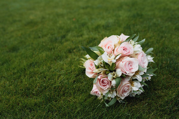 Beautiful wedding bouquet of bride wedding flowers fresh pink roses and alstroemeria bridal decoration. Fresh wedding flowers in summer day. Marriage day. stylish wedding bouquet, beautiful bouquet
