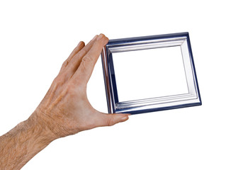 eine Hand hält einen silbernen Rahmen isoliert auf weiß