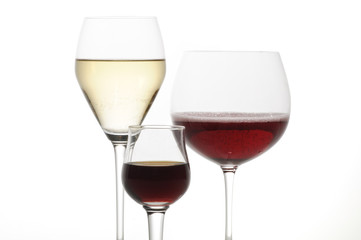 Calici di vino su sfondo bianco