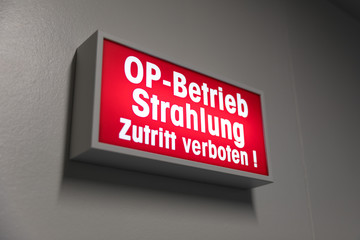 Schild OP-Betrieb Strahlung im Krankenhaus