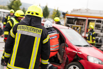 Fototapeta premium Feuerwehr während einer Rettungsübung
