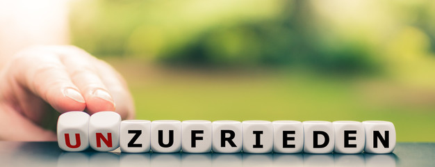Hand dreht Würfel und ändert das Wort 