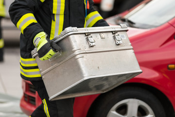 Feuerwehrmann transportiert Kiste