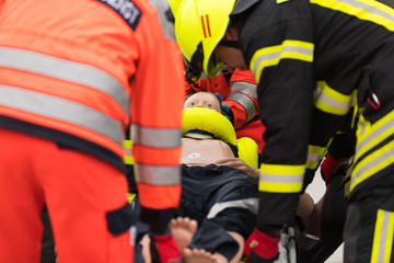 Rettungskräfte bergen einen Verletzten bei einer Übung