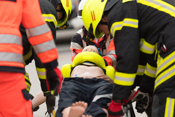 Rettungskräfte bergen einen Verletzten bei einer Übung