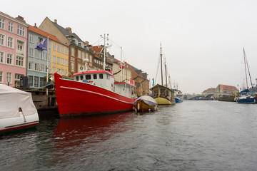 Fototapeta na wymiar Beautiful new Haven water canal in Copenhagen