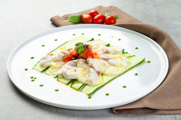 Carpaccio di orata con zucchine e pomodori