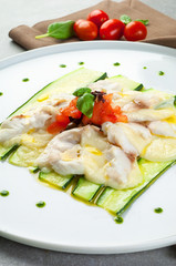 Carpaccio di orata con zucchine e pomodori