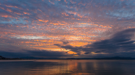 Baía com por do sol