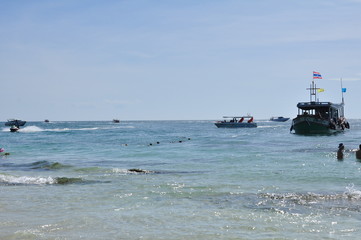 Sea views and many tourists. On a bright day in hot water, tourist day on Koh Samet, Thailand 25 / Dec / 2018