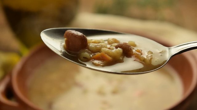 Zuppa d'orzo e legumi ft0202_0430 Zupa z jęczmienia i roślin strączkowych