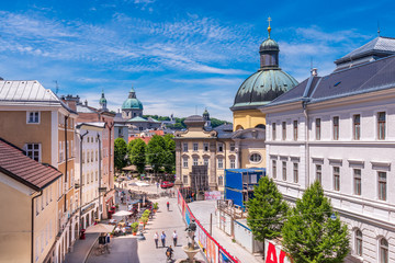 Fototapeta premium SALZBURG, AUSTRIA, JUNE 9, 2017: TOURISTS ON THE STREETS OF OLD TOWN.