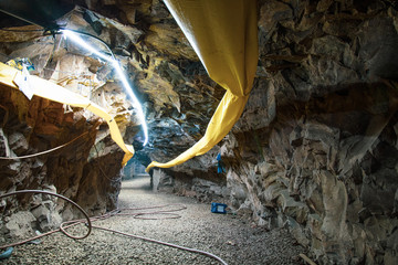 Túnel de mineração cavado na rocha