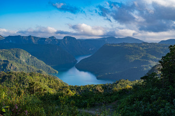 Fototapeta na wymiar Laguna Brava o Yolnajab'. Se encuentra a 1142 metros sobre el nivel del mar, tiene 3,8 km² de superficie; una de las lagunas exóticas en Nentón, Huehuetenango, Guatemala!