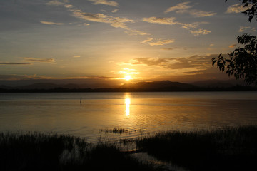 Fototapeta na wymiar sunset by the lake
