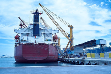 loading and unloading of a bulk vessel