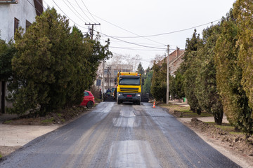 Obraz premium Workers with machines and rollers pave the new road