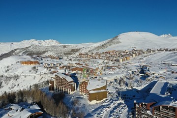 l'Alpes d'Huez, station de ski vue d'un drone