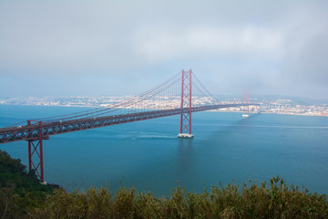 Obraz premium widok na most 25 de Abril w Lizbonie, Portugalia. Ponte 25 de abril. most wiszący łączący Lizbonę, stolicę Portugalii, z gminą Almada