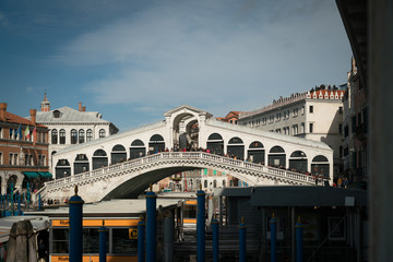 Rialto Brücke in Venedig - 327041741