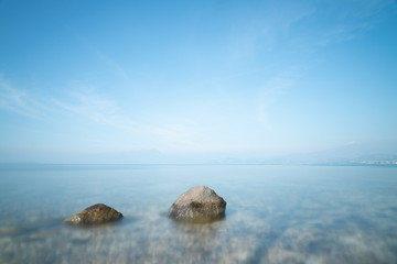 Gardasee Steine im Wasser - 327041781