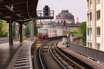 Einfahrende S-Bahn an der Haltestelle Hackescher Markt in Berlin