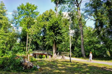 fehrbellin, deutschland - idyllischer stadtpark mit holzbrücke