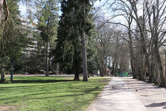 Le parc Micaud - parc public et grand espace de verdure &agrave; Besan&ccedil;on, ville de Besan&ccedil;on - D&eacute;partement du Doubs - R&eacute;gion Bourgogne Franche Comt&eacute; - France
