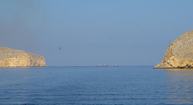 gesteinschichten hintergrund fjorde im oman