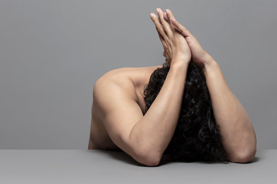 Homme En Repli Sur Soi Même, Studio Fond Gris