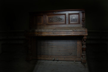 Fototapeta na wymiar Piano in the dark