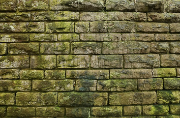 Natursteinmauer mit Moos