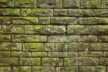 Natursteinmauer mit Moos