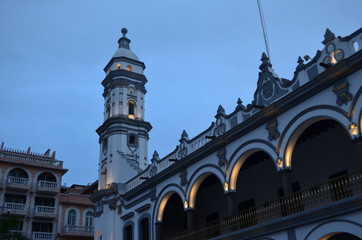 Fototapeta na wymiar Torre de reloj