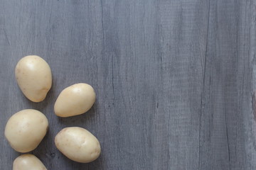 Patatas sobre fondo gris con espacio negativo
