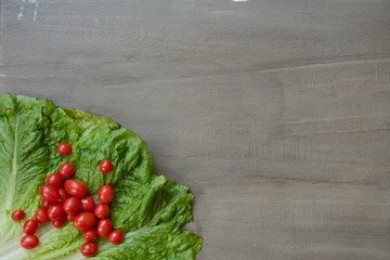 Tomates cherry sobre hojas de lechuga